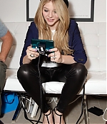 chloemoretzfancom008.jpg
