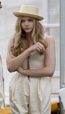 chloemoretzfancom008.jpg