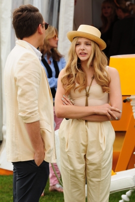 chloemoretzfancom040.jpg