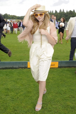 chloemoretzfancom052.jpg