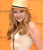 chloemoretzfancom005.jpg