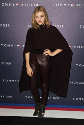 chloemoretzfancom018.jpg