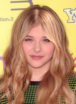 chloemoretzfancom009.jpg