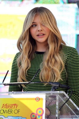 chloemoretzfancom056.jpg