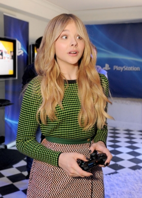 chloemoretzfancom060.jpg