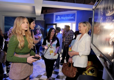 chloemoretzfancom090.jpg