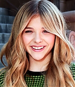 chloemoretzfancom012.jpg