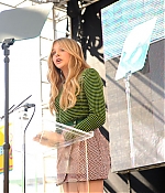 chloemoretzfancom050.jpg
