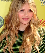 chloemoretzfancom100.jpg