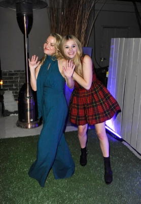 chloemoretzfancom015.jpg