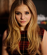 chloemoretzfancom014.jpg