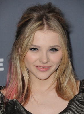 chloemoretzfancom12.jpg