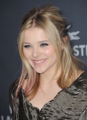 chloemoretzfancom17.jpg