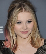chloemoretzfancom19.jpg
