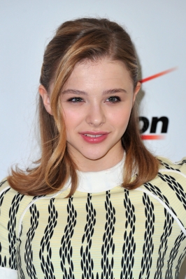 chloemoretzfancom001.jpg