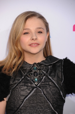 chloemoretzfancom006.jpg