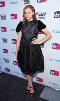 chloemoretzfancom035.jpg