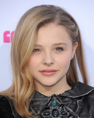 chloemoretzfancom060.jpg
