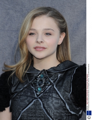 chloemoretzfancom111.jpg