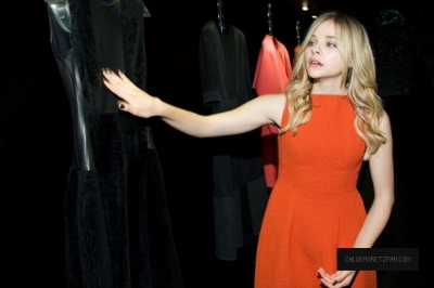 chloemoretzfancom18.jpg