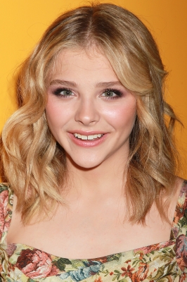 chloemoretzfancom60.JPG