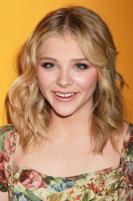 chloemoretzfancom61.JPG