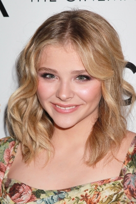 chloemoretzfancom64.JPG