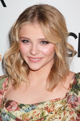 chloemoretzfancom65.JPG