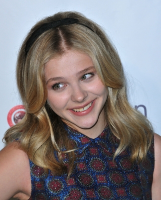 chloemoretzfancom115.jpg
