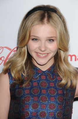 chloemoretzfancom48.jpg