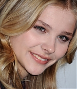 chloemoretzfancom19.jpg
