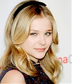 chloemoretzfancom64.jpg