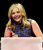 chloemoretzfancom68.jpg