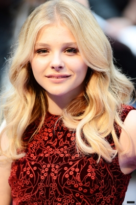 chloemoretzfancom152.jpg