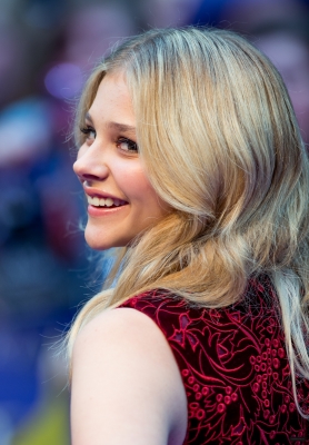 chloemoretzfancom216.jpg