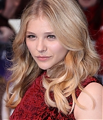 chloemoretzfancom140.jpg