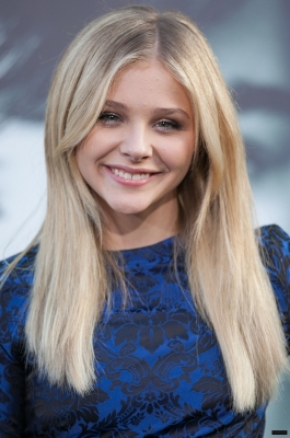 chloemoretzfancom112.jpg