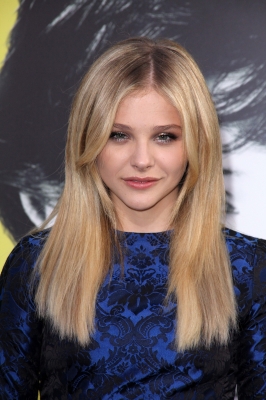 chloemoretzfancom123.jpg