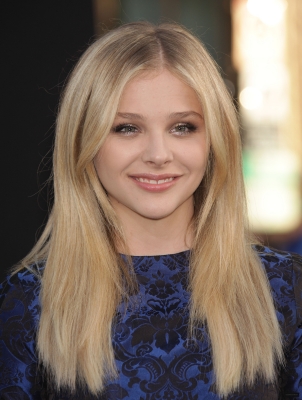 chloemoretzfancom126.jpg