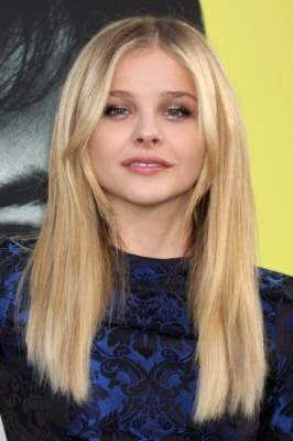 chloemoretzfancom135.jpg