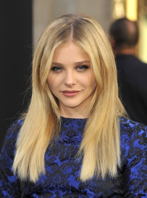 chloemoretzfancom137.jpg