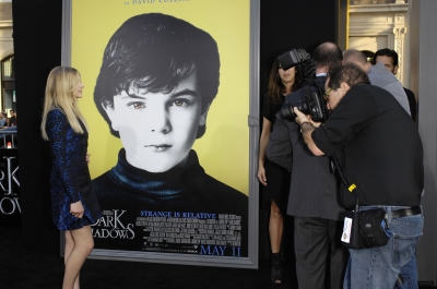chloemoretzfancom200.jpg
