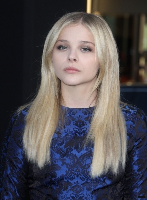 chloemoretzfancom210.jpg