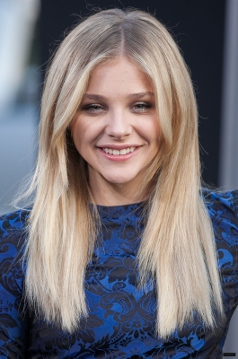 chloemoretzfancom220.jpg