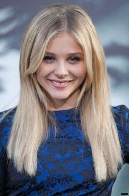 chloemoretzfancom224.jpg