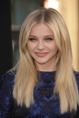 chloemoretzfancom275.jpg