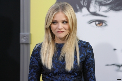 chloemoretzfancom297.jpg