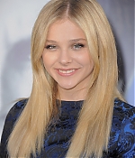 chloemoretzfancom117.jpg
