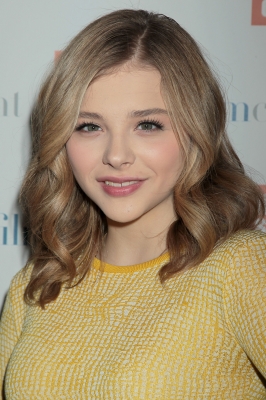 chloemoretzfancom008.jpg