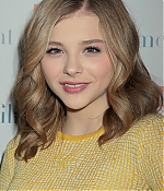 chloemoretzfancom008.jpg